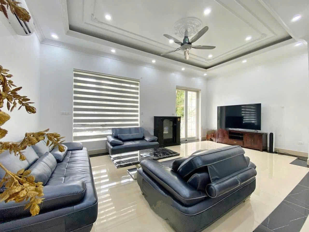 Biệt thự song lập view sông,4 phòng ngủ,đầy đủ đồ bên Vinhomes Riverside long biên cho thuê