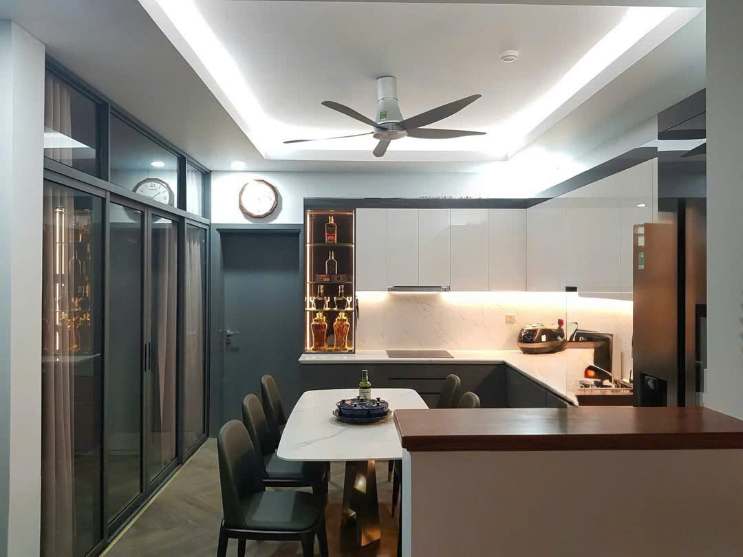 Cần bán căn hộ penhouse 200m2, có sân vườn ,full nội thất cao cấp bên tòa Sky 2 Ecopark