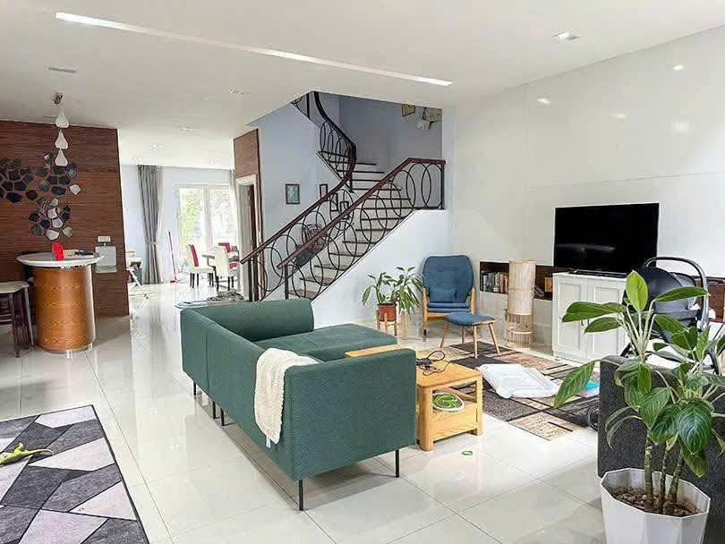 Căn biệt thự đơn lập 4 phòng ngủ, đầy đủ đồ,view sông bên Vinhomes riverside long biên cho thuê