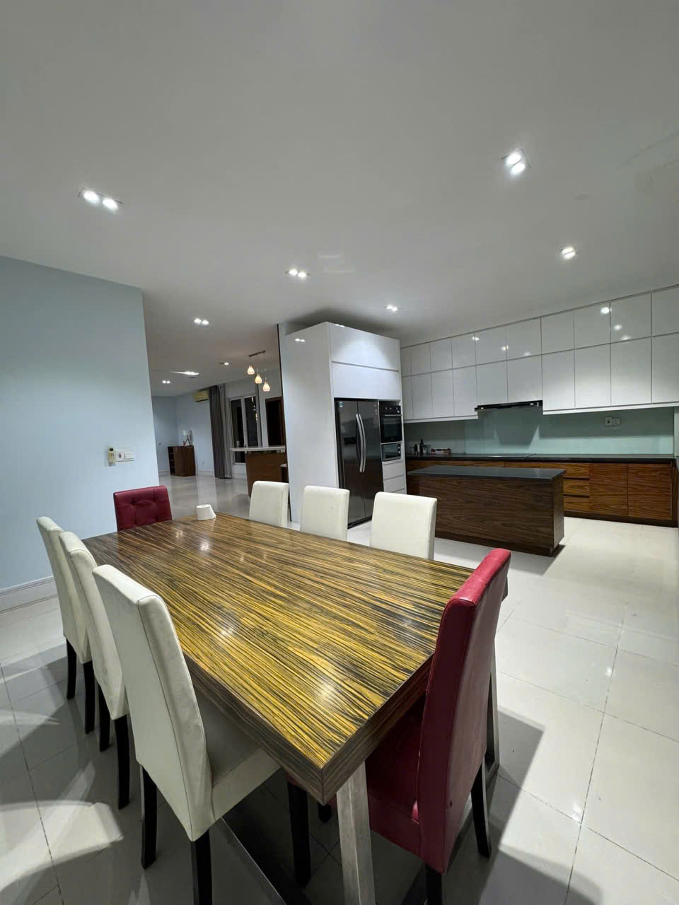 Căn Biệt thự song lập 4 phòng ngủ, đầy đủ đồ có view sông bên vinhomes Riverside cho thuê