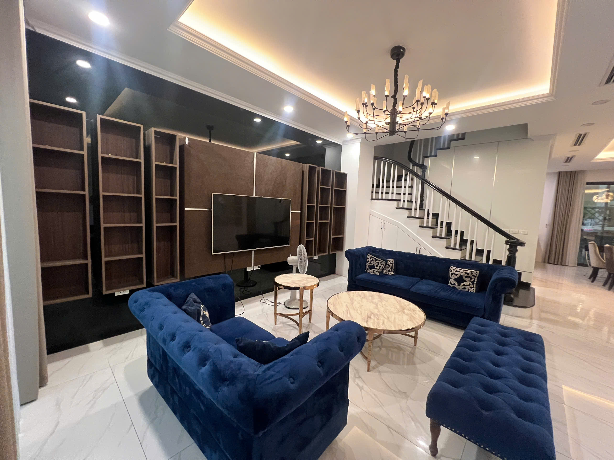 Căn BTSL 170m2,4 phòng ngủ, đủ đồ. giá tốt bên khu Anh Đào Vinhomes Riverside cho thuê