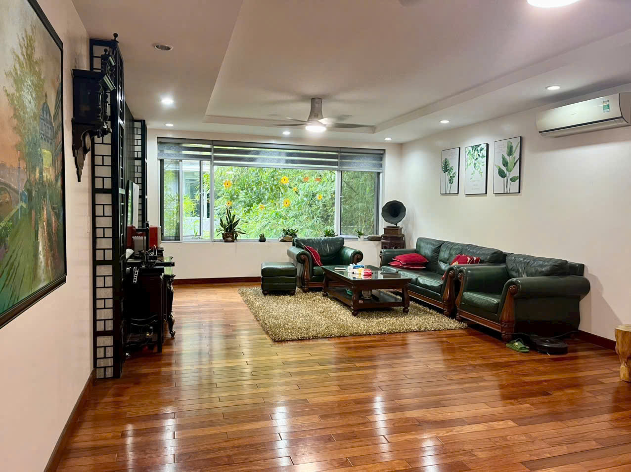 Cần chuyển nhượng căn nhà phố trúc 100m2,full đồ bên Ecopark văn giang