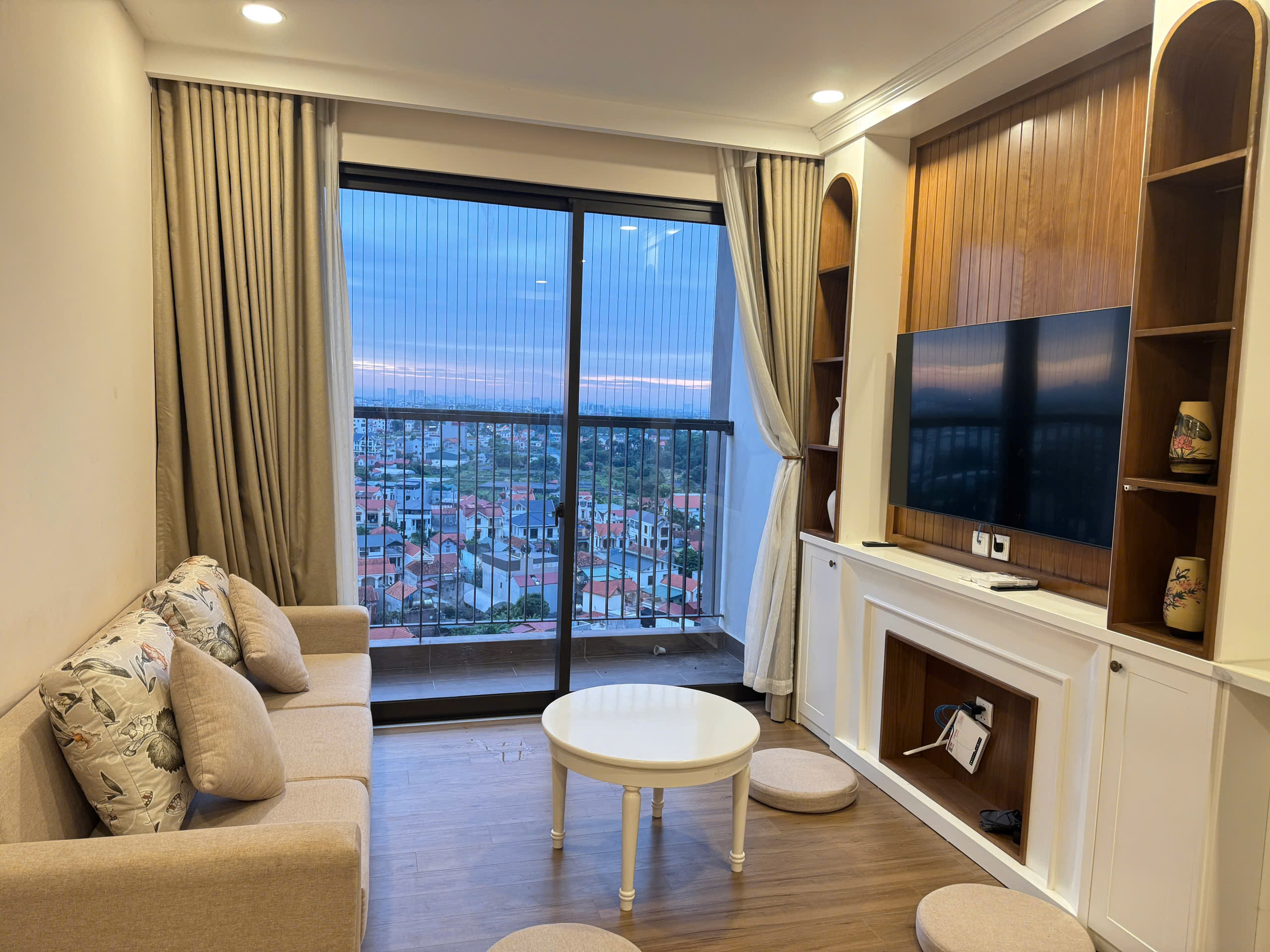 Căn hộ 3 phòng ngủ, đầy đủ đồ bên tòa S2 Sky Oasis Ecopark cho thuê