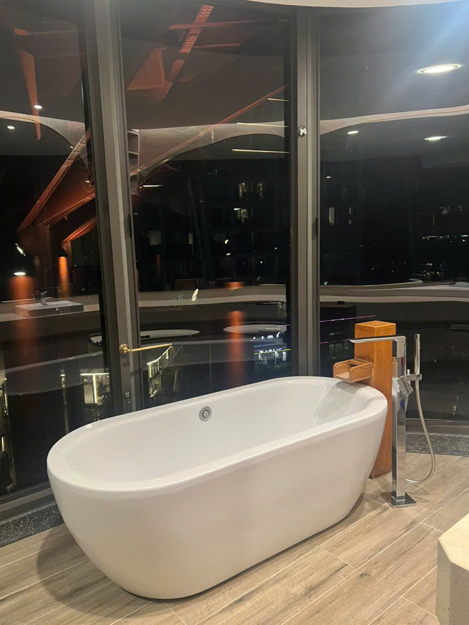 Căn hộ view hồ, 3 phòng ngủ,đủ đồ bên tòa L1 Landmark Ecopark cho thuê