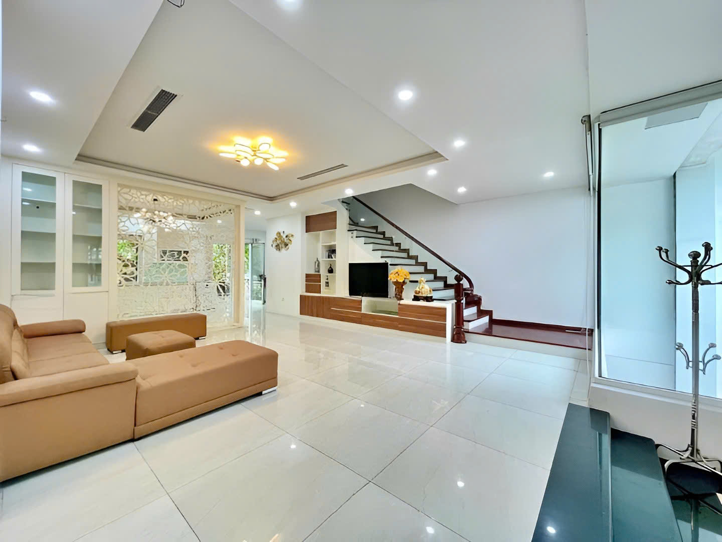 CHO THUÊ BIỆT THỰ HOA SỮA VINHOMES RIVERSIDE.NỘI THẤT ĐẲNG CẤP – KHÔNG GIAN SỐNG NGHỈ DƯỠNG TRỌN VẸN