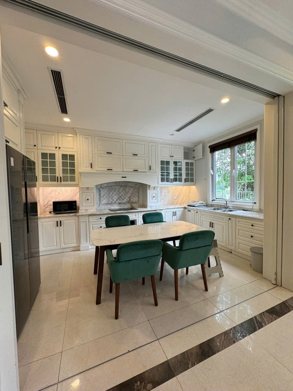 Cho thuê căn Biệt Thự Đơn lập 4 phòng ngủ,đủ đồ có view sông bên Vinhomes Riverside Long biên