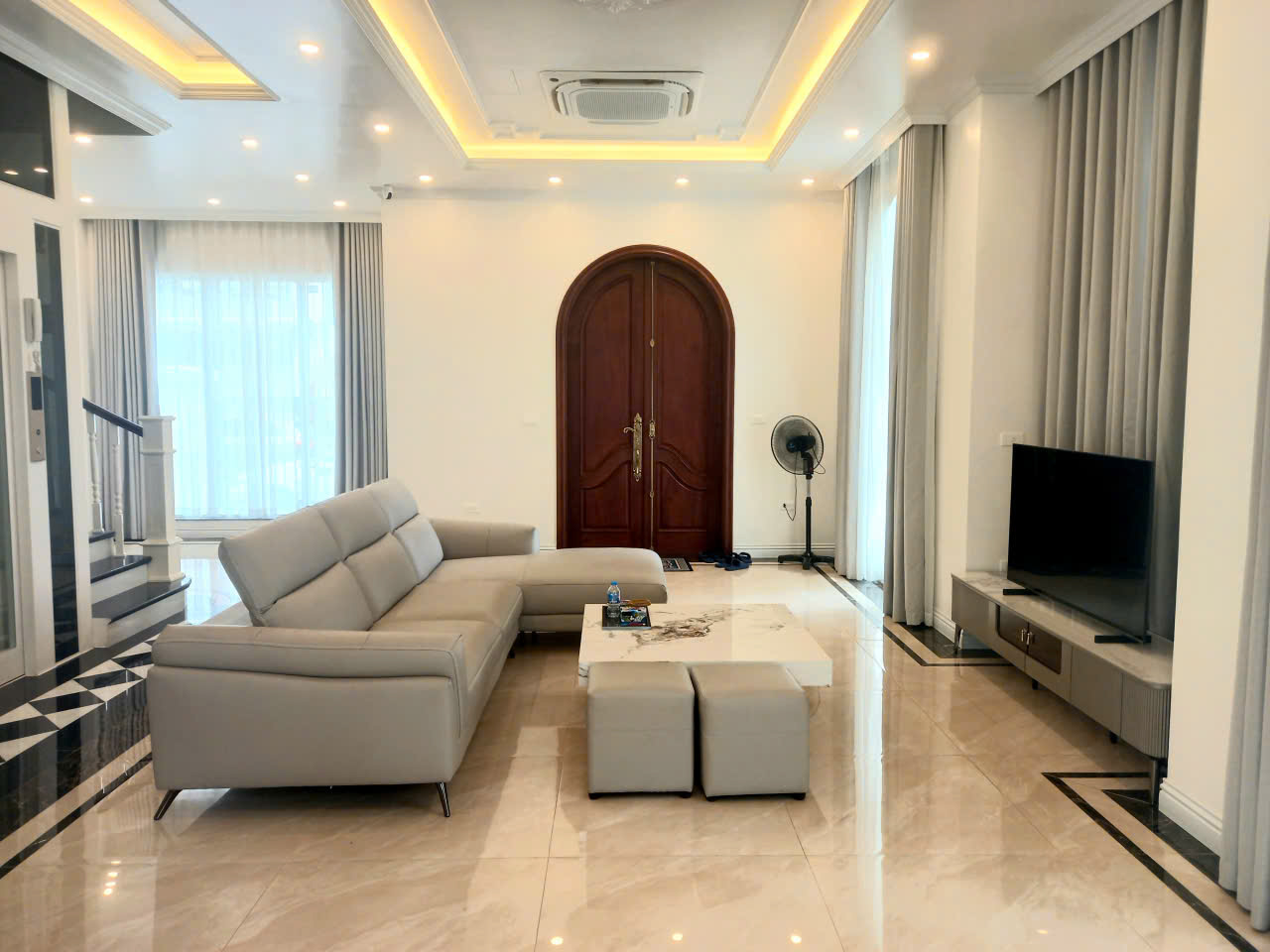 cho thuê căn biệt thự song lập 160m2, 4 phòng ngủ, đủ đồ đẹp bên khu sao biên Vinhomes Ocean park 1 gia lâm