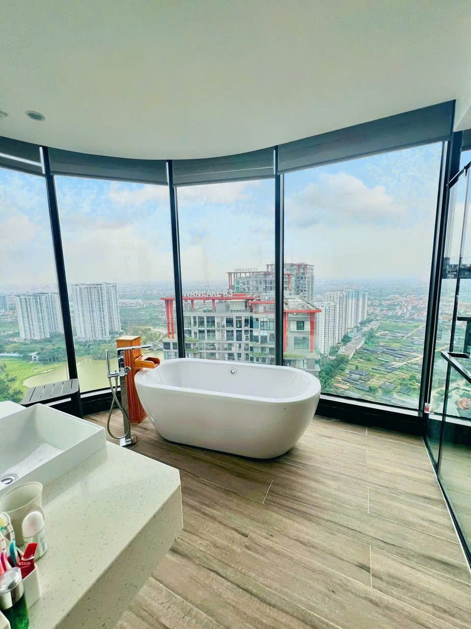 Cho Thuê Căn Hộ Chung Cư Cao Cấp 3PN, View Hồ Thiên Nga Tòa L1 The Landmark Ecopark – Full Nội Thất Đẹp
