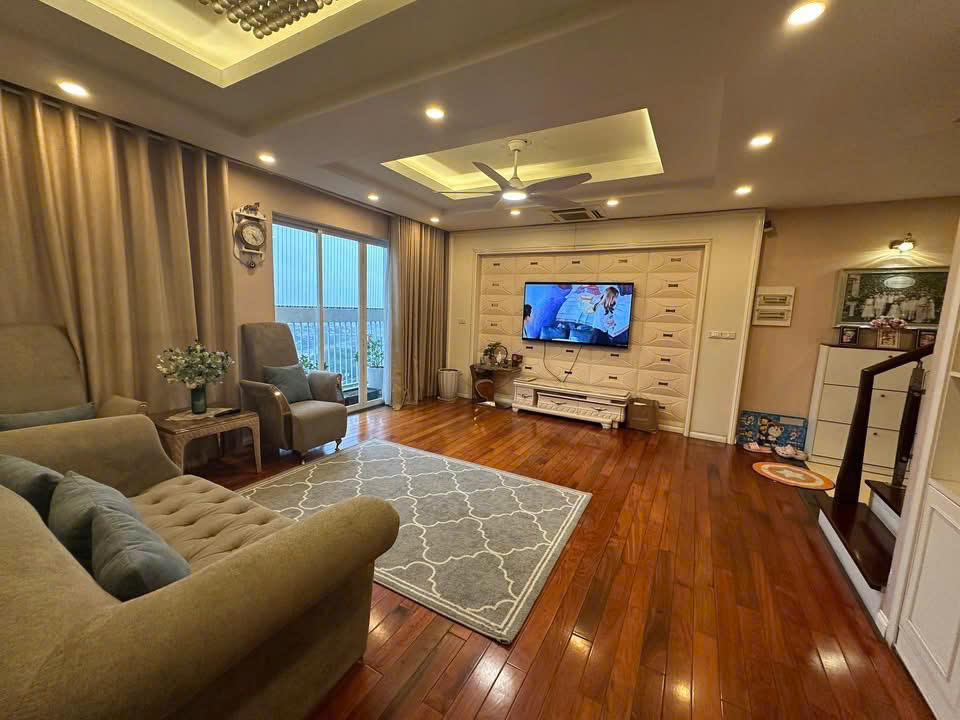 cho thuê căn hộ Penhouse 268m2, 3 phòng ngủ, full đồ bên tòa Rừng cọ Ecopark