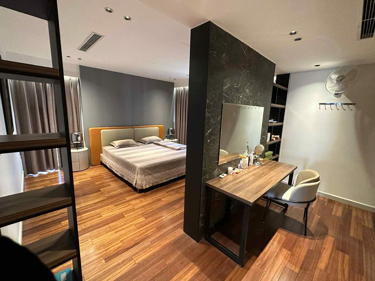 Cho thuê căn hộ tầng cao, 3 phòng ngủ, full nội thất đẹp bên tòa Park 2 Ecopark