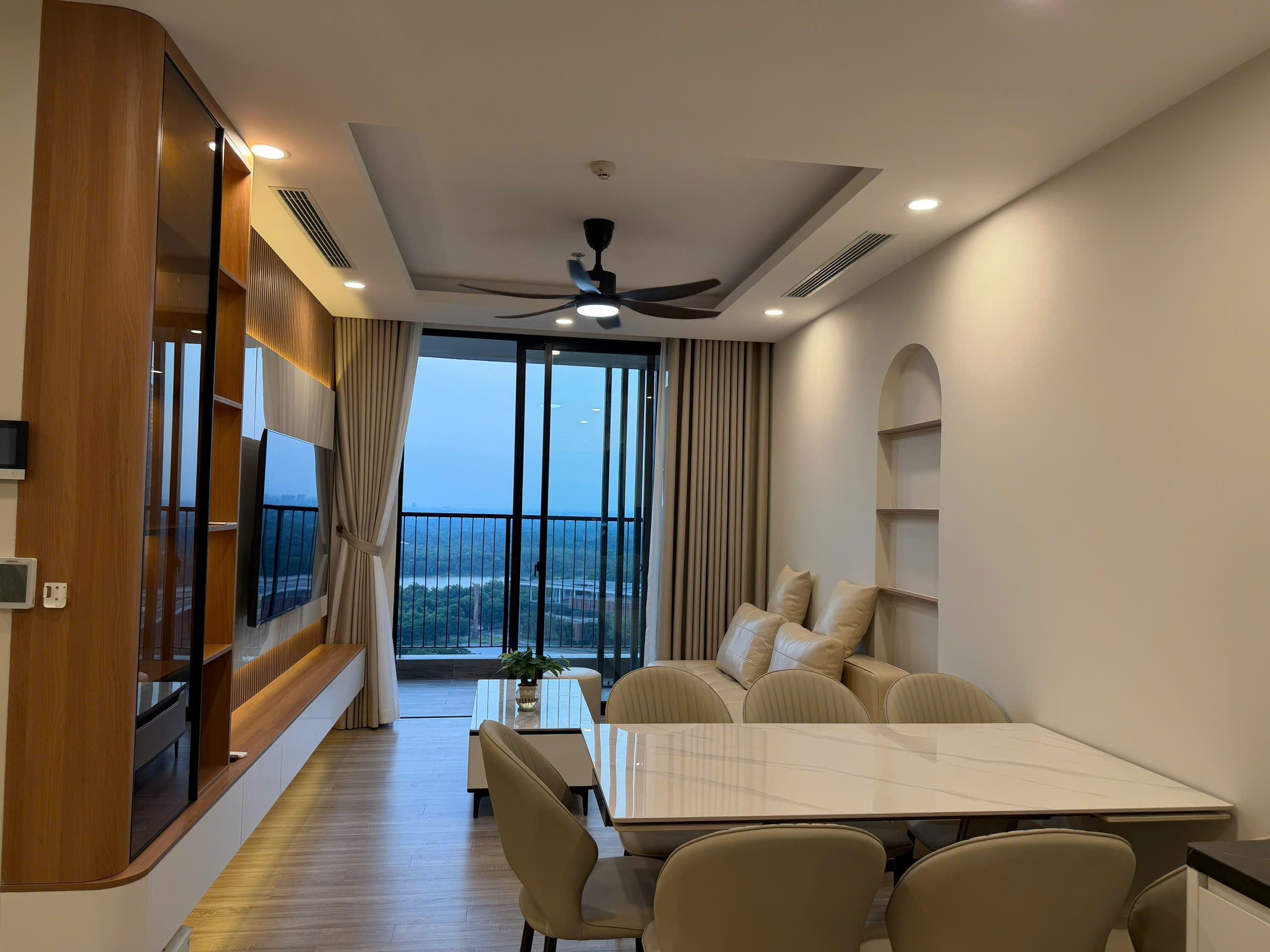 Cho Thuê Căn Hộ Tầng Cao Tòa SF1 Sky Forest Ecopark - 3PN, Full Đồ, View Hồ Thiên Nga
